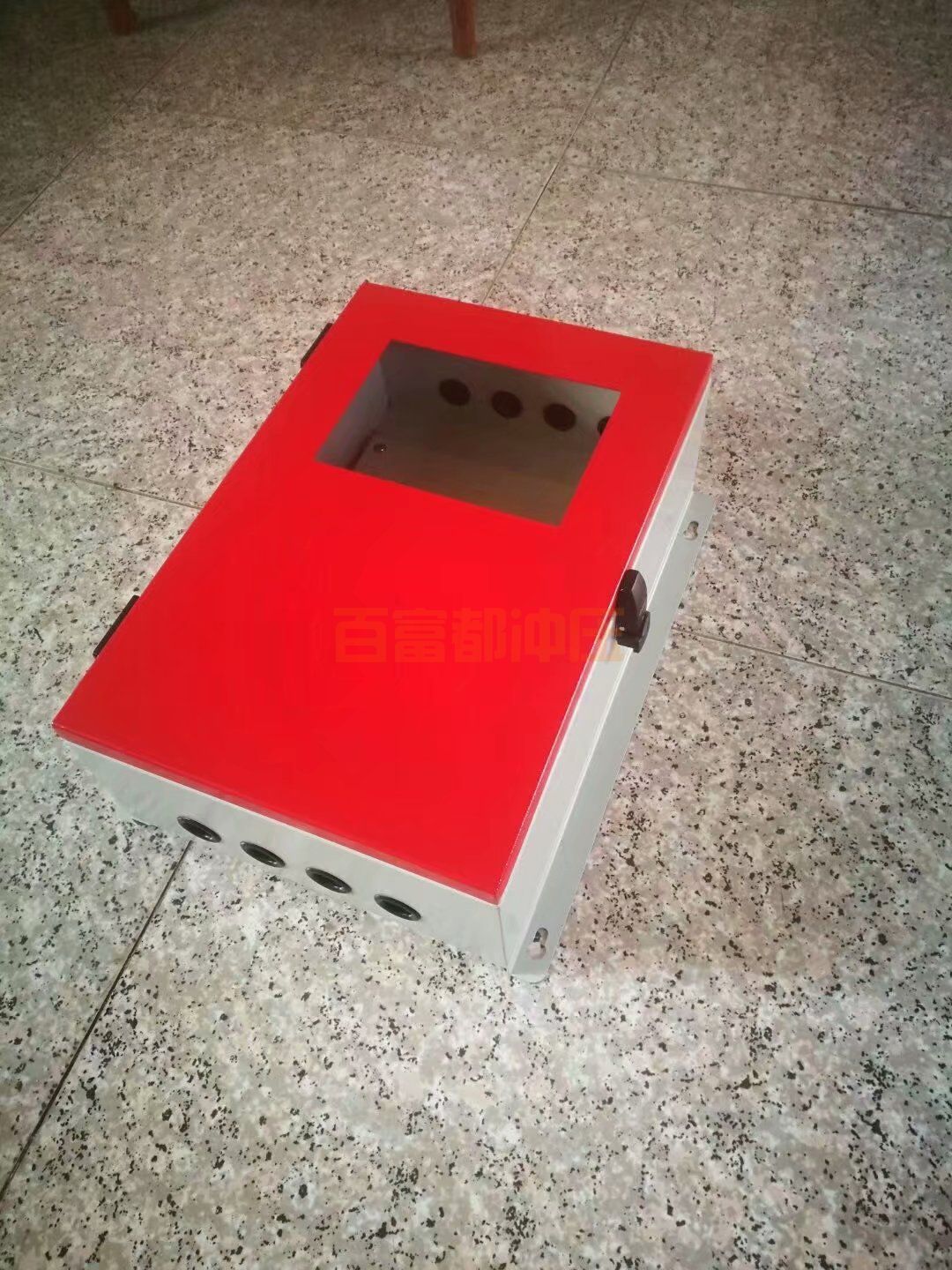 在鈑金機(jī)箱加工時需要如何去分辨加工的優(yōu)劣呢?