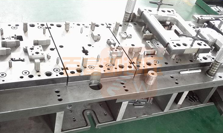 沖壓機(jī)模具更換視頻拆卸模具步驟